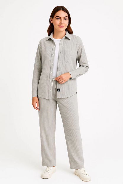 Kadın Kadife Oversize Takım - Gömlek ve Pantolon İkili Set Füme Corduroy Şıklığı, Rahat ve Zarif Duruş Yumuşak Dokulu Kadife Kumaş, Düğmeli Gömlek Üst ve Lastikli Pantolon Alt Parça ile Gün Boyu Konfor- Gri