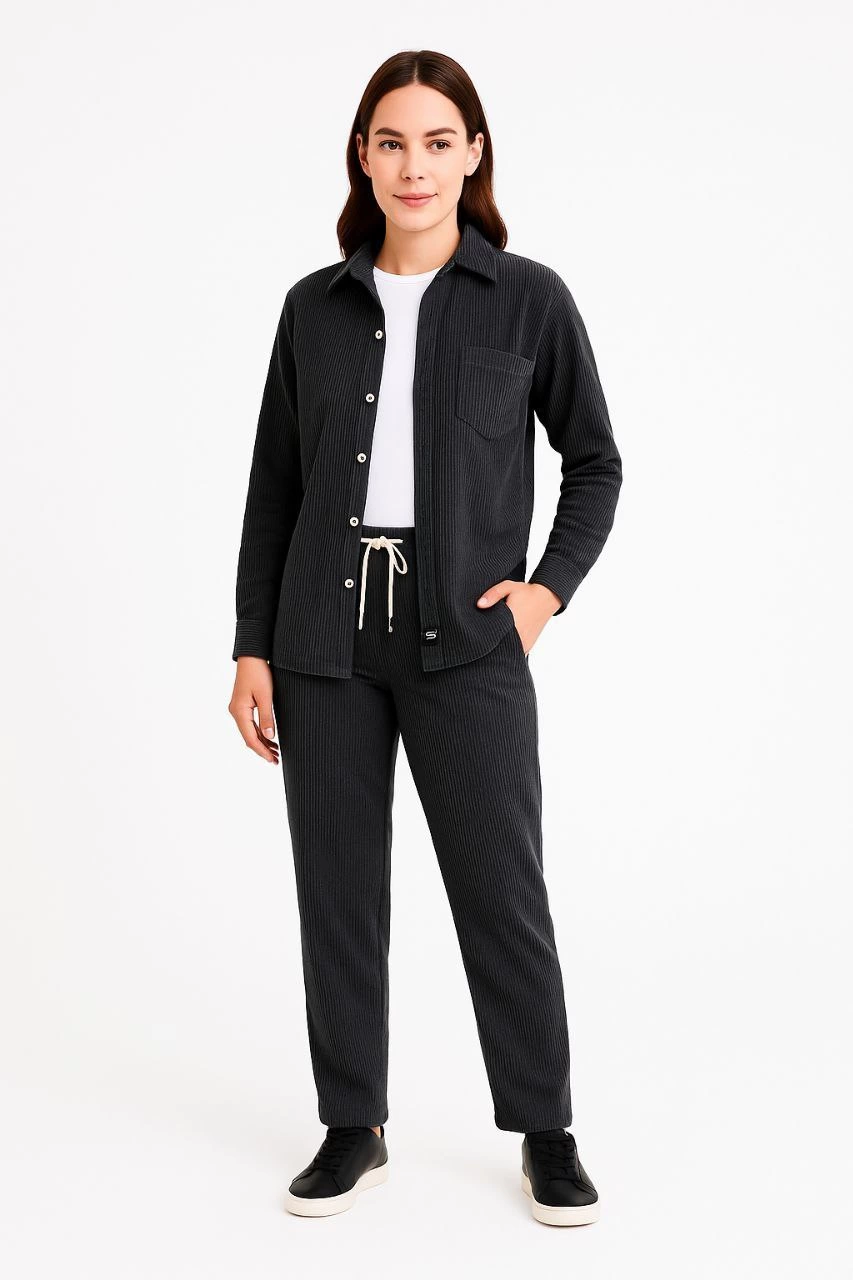 Kadın Kadife Oversize Takım - Gömlek ve Pantolon İkili Set Füme Corduroy Şıklığı, Rahat ve Zarif Duruş Yumuşak Dokulu Kadife Kumaş, Düğmeli Gömlek Üst ve Lastikli Pantolon Alt Parça ile Gün Boyu Konfor- Siyah