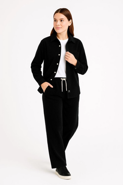 Kadın Kadife Oversize Takım - Gömlek ve Pantolon İkili Set Füme Corduroy Şıklığı, Rahat ve Zarif Duruş Yumuşak Dokulu Kadife Kumaş, Düğmeli Gömlek Üst ve Lastikli Pantolon Alt Parça ile Gün Boyu Konfor- Siyah