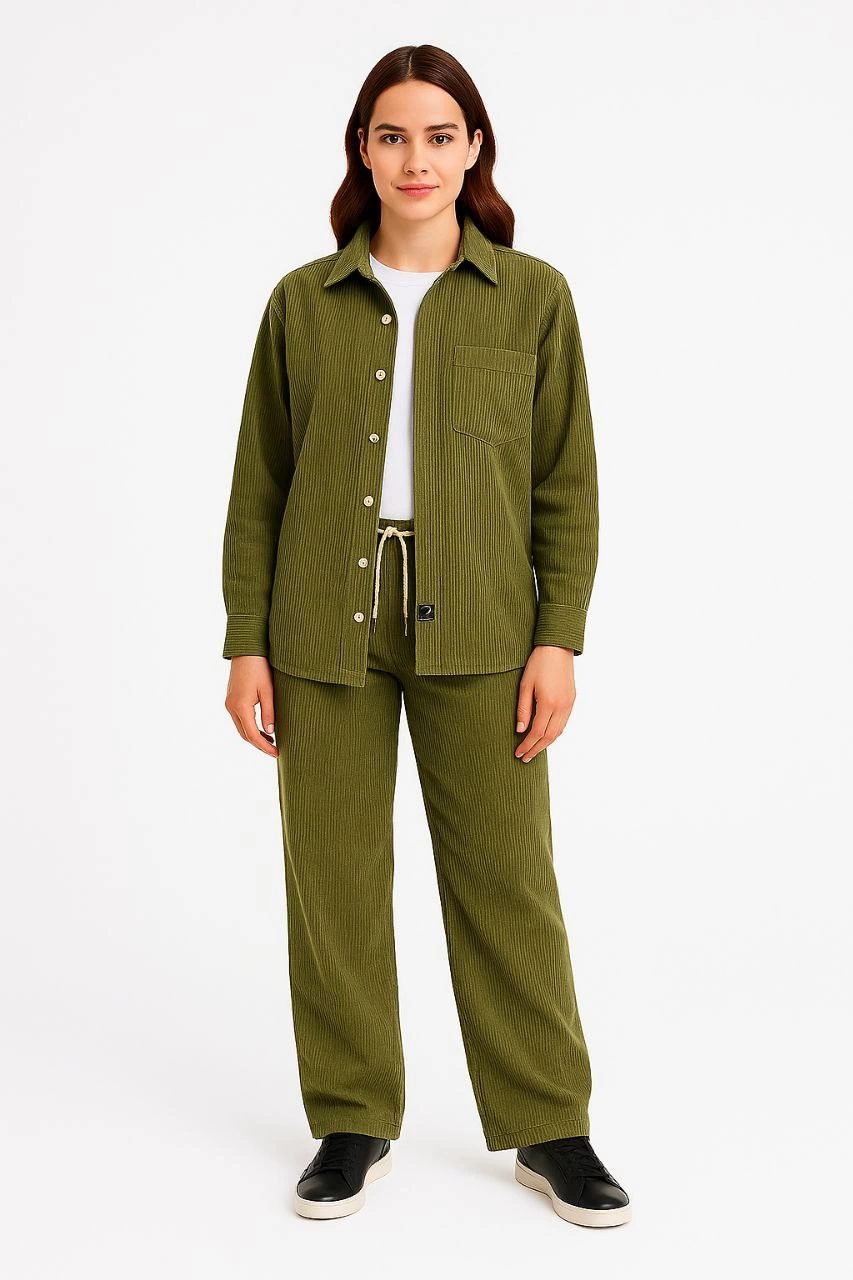 Kadın Kadife Oversize Takım - Gömlek ve Pantolon İkili Set Füme Corduroy Şıklığı, Rahat ve Zarif Duruş Yumuşak Dokulu Kadife Kumaş, Düğmeli Gömlek Üst ve Lastikli Pantolon Alt Parça ile Gün Boyu Konfor- haki