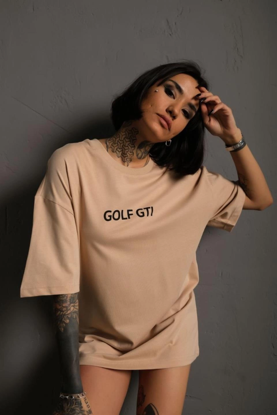 Kadın Oversize Baskılı Tişört - Golf GTI Retro Araba Desenli, Ön & Arka Dijital Baskı, Sokak Modası Stil - Bej