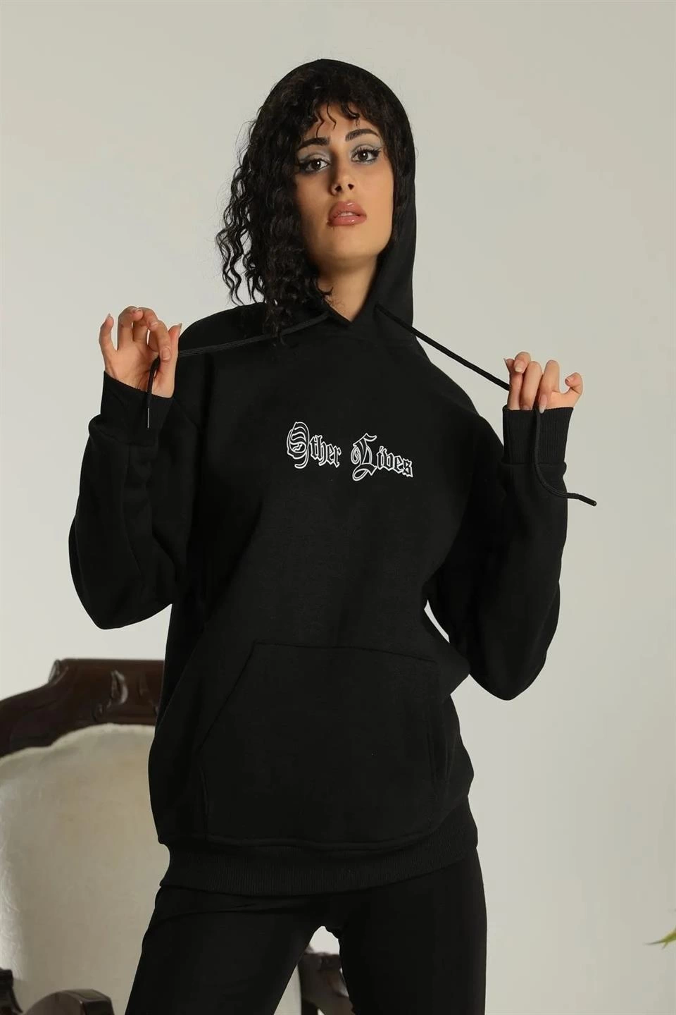 سويت شيرت نسائي بغطاء رأس - هودي فضفاض من ثلاث خيوط مبطّن، مطبوع عليه 'Other Lives' من الأمام والخلف، بجيب أمامي، نمط يومي مريح للشتاء - أسود