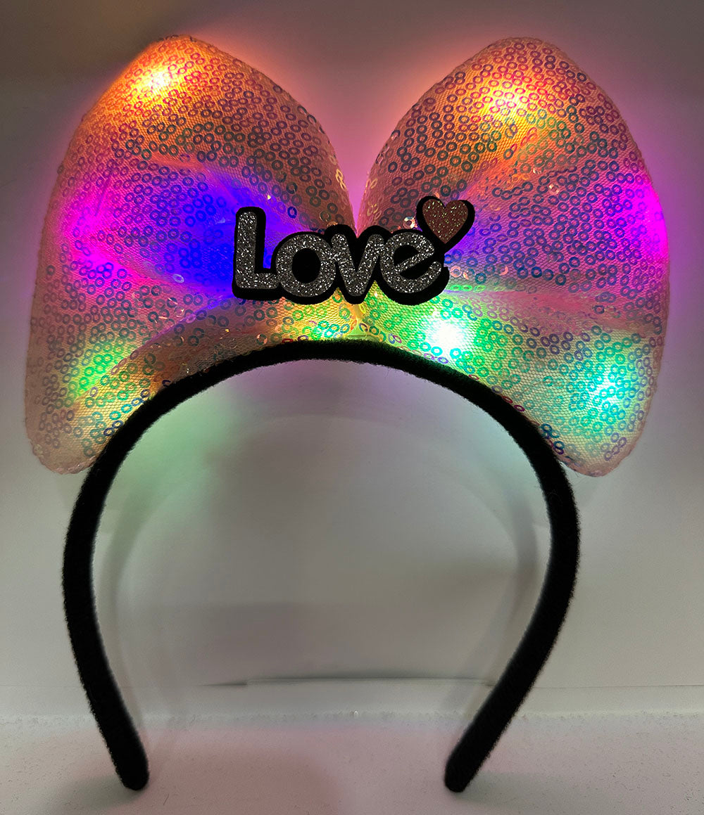 تاج وردي بودرة بفيونكة فضية مكتوب عليها "Love" مضيء بثلاثة أوضاع إضاءة LED، مقاس 20×17 سم (5347)