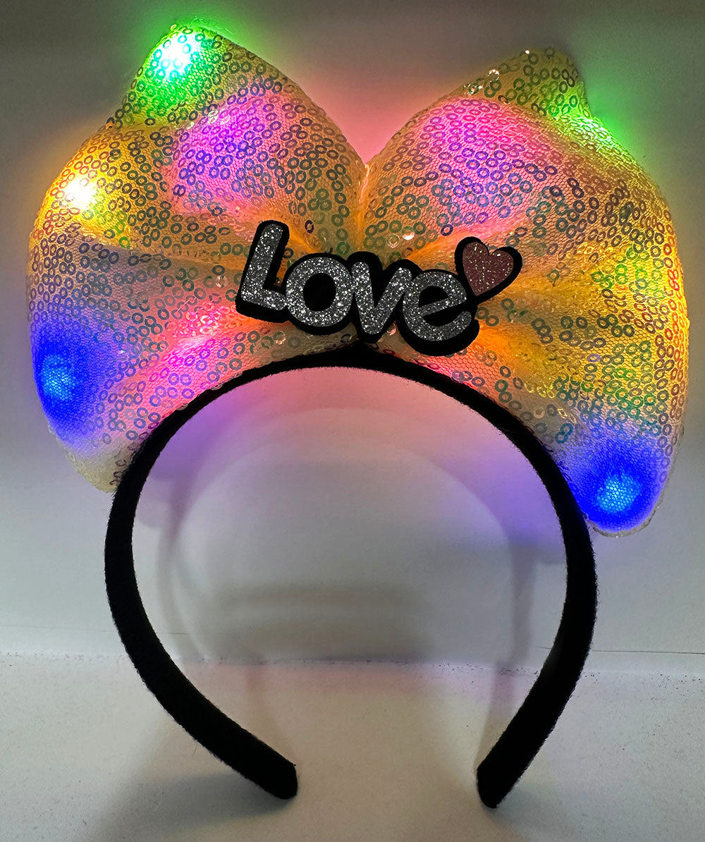 تاج أصفر بفيونكة مضيء بعبارة "Love" فضية، بثلاث وظائف إضاءة LED، مقاس 20×17 سم (5347)
