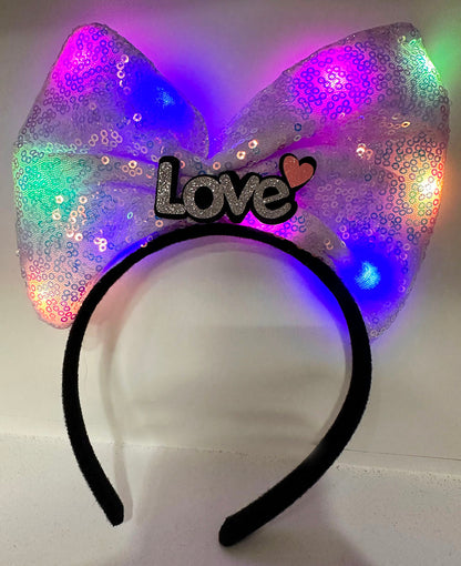 تاج بنفسجي بفيونكة مضيئة بكلمة "Love" - تاج حفلات للفتيات (5347)