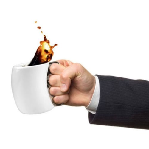 كوب سيراميك بتصميم قبضة يد