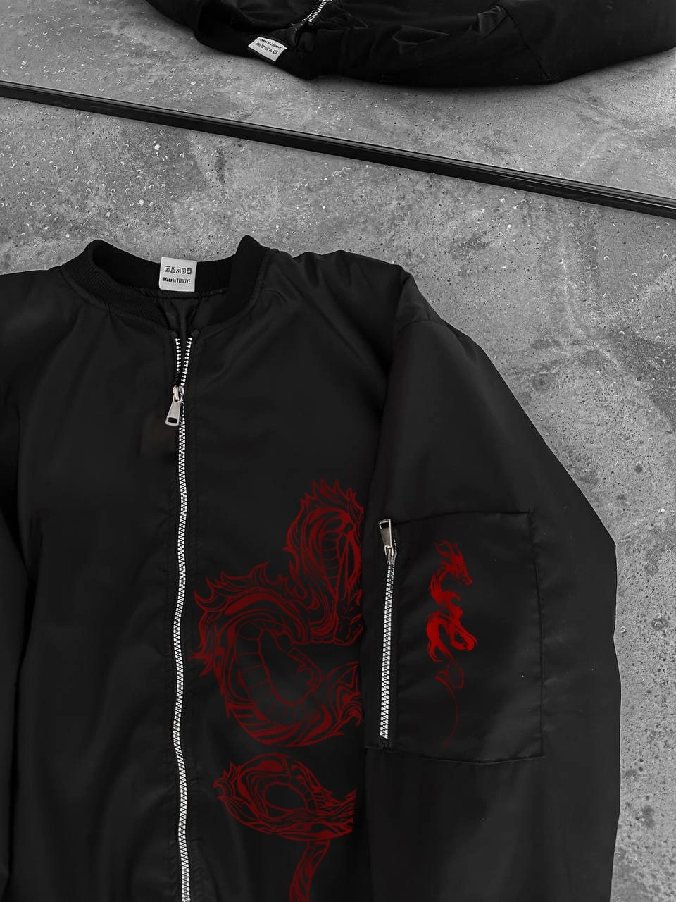 Erkek Unisex Siyah Bomber Mont - Kırmızı Ejderha Desenli, Fermuarlı Cepli, Kapitone Astarlı Günlük ve Sokak Modası Ceket - Siyah