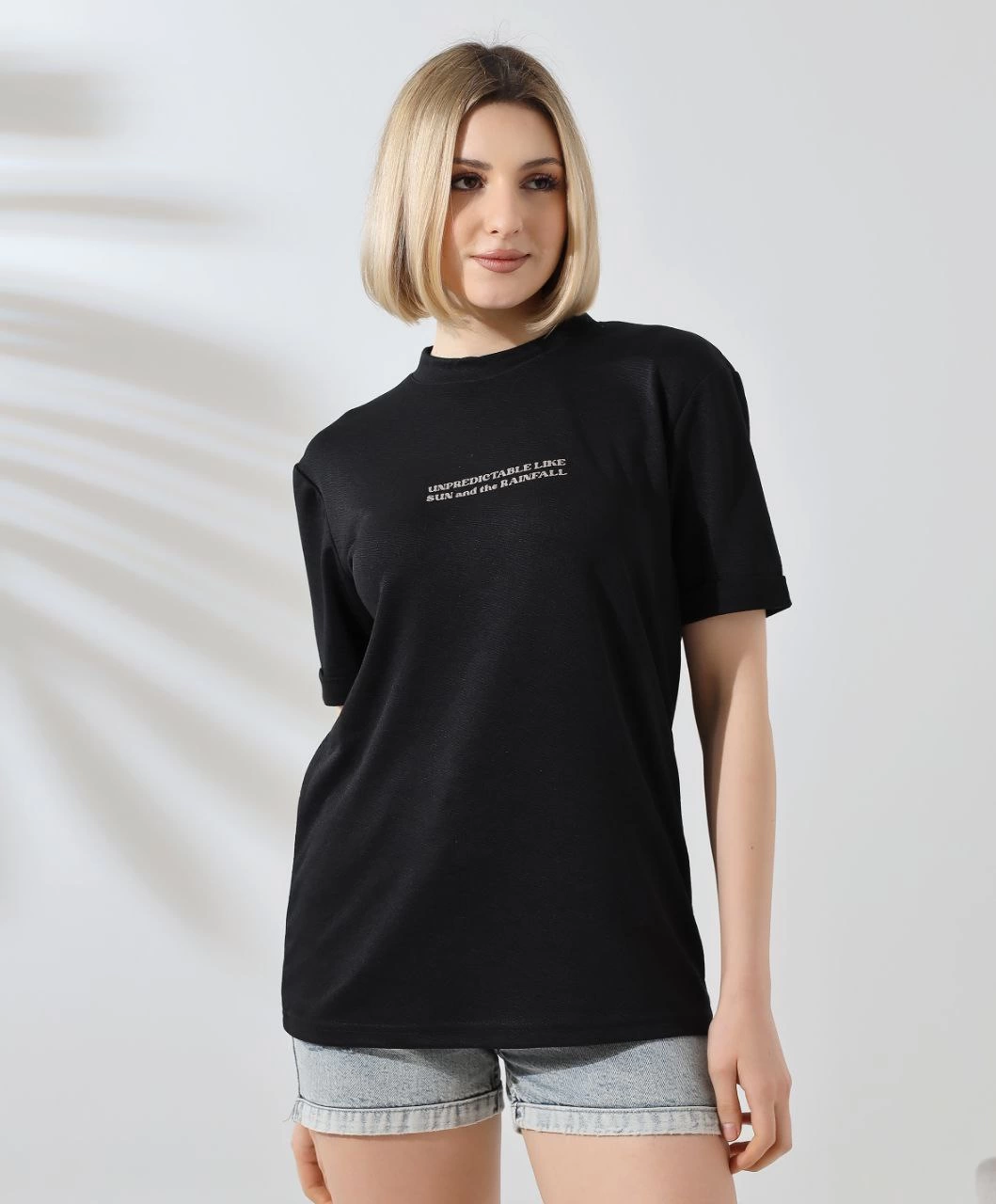 تيشيرت بقصة ضيقة وطبعة وياقة دائرية للجنسين - أسود