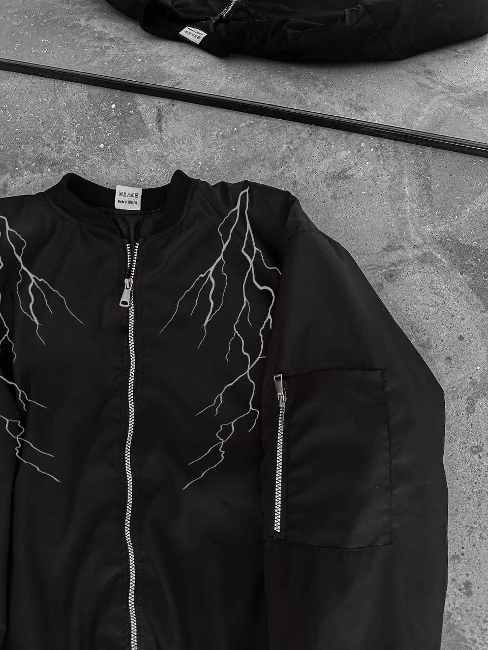 Unisex Siyah Bomber Mont - Beyaz Şimşek Desenli, Fermuarlı Cepli, Kapitone Astarlı Sokak Stili Günlük Ceket - Siyah